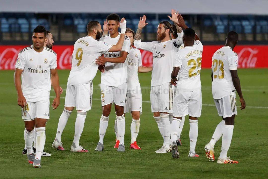 篮球CBA球队锁定季后赛席位，球迷沸腾