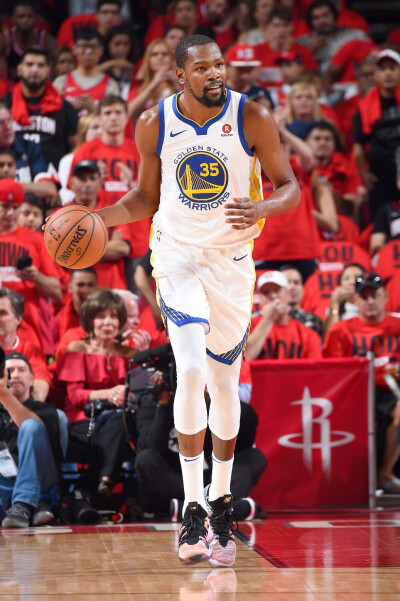 新疆一家进出口贸易公司向阿图什市捐赠足球场，价值1亿元（新疆某进出口贸易公司向阿图什市捐建价值1亿元的足球场）