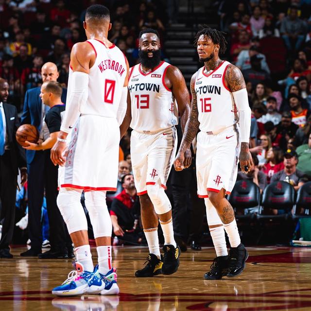 跟队：邓弗里斯脚踝疼痛未消除，可能告别2025年剩余比赛（队记：邓弗里斯脚踝伤势未愈，恐无缘2025年剩余赛程）