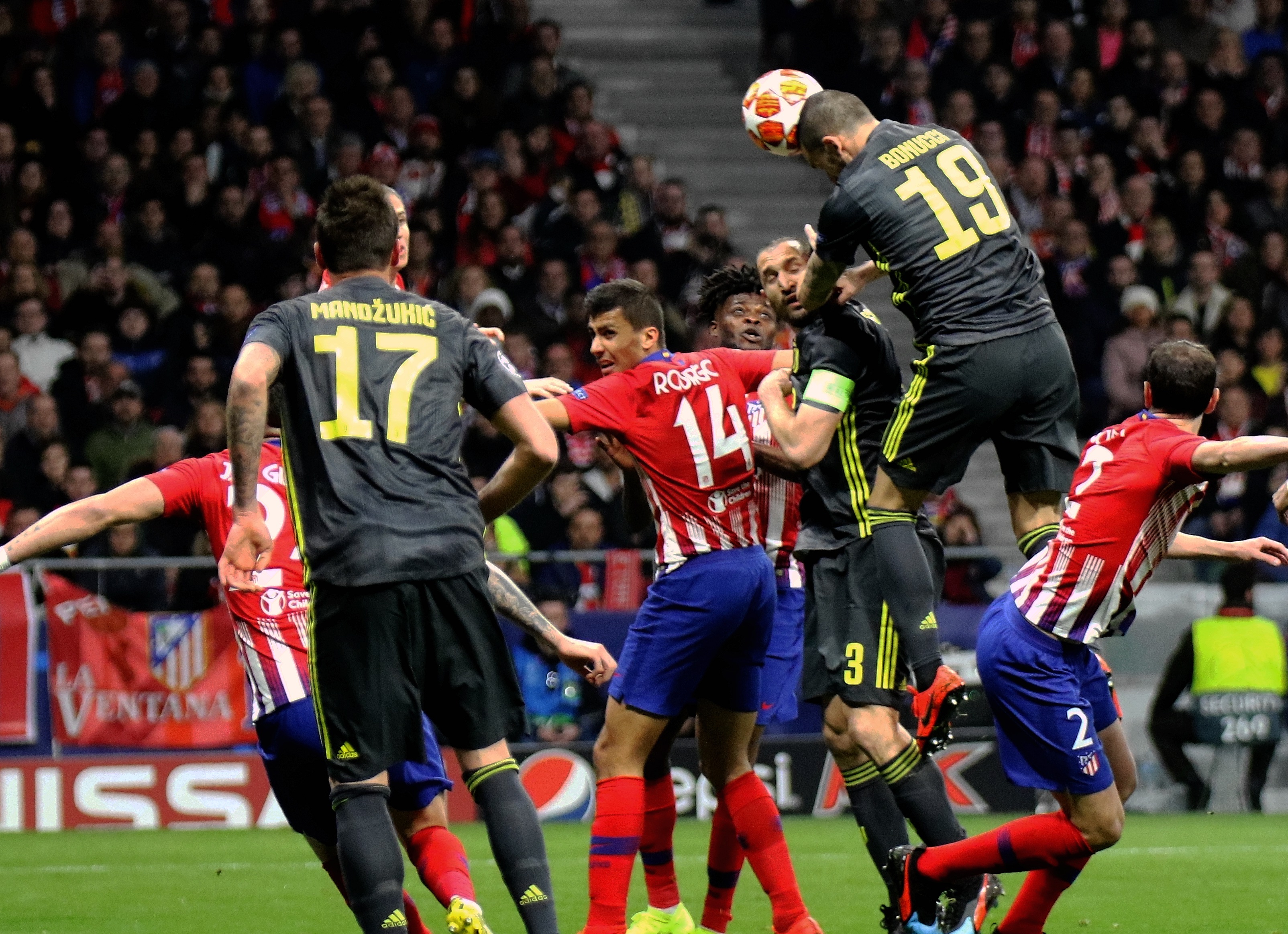 曼联中场梅努的未来：从边缘到重生