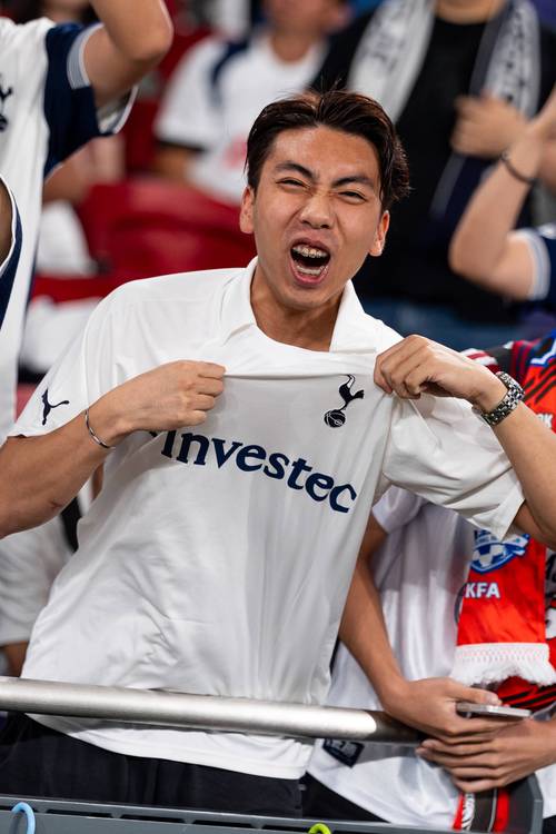 骑行爱好者穿骑行服唱说唱拍MV，运动体验别样精彩